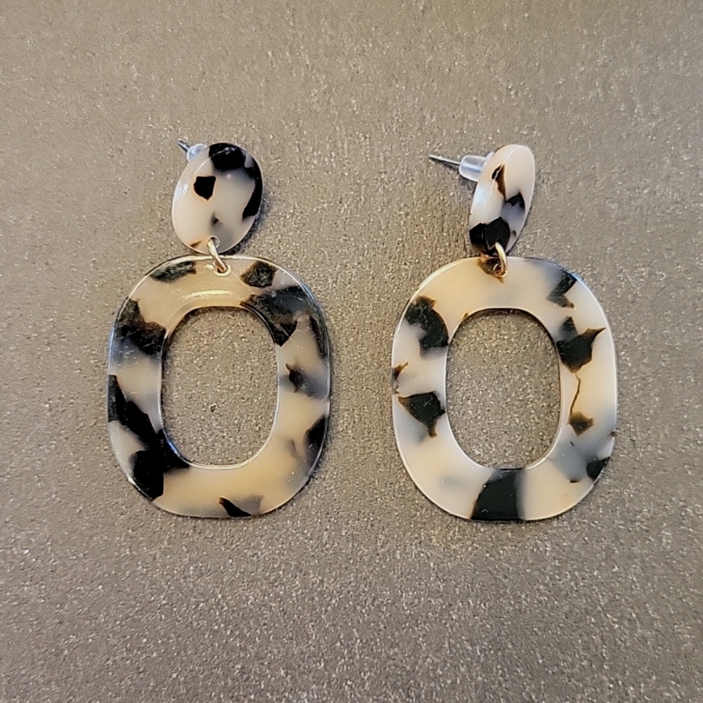 Zenzii lucite loop tortoise shell earrings